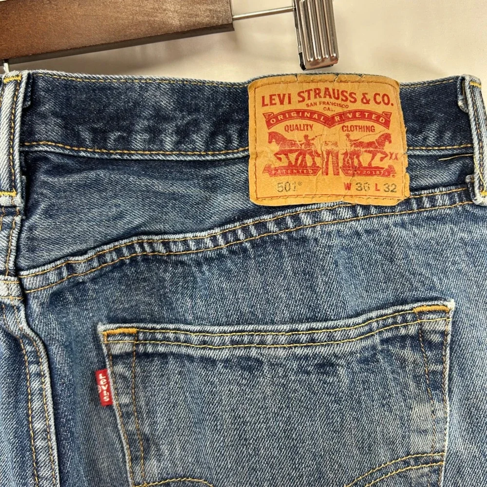 Levis note hard